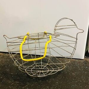 Duck-shaped Metal Wire Basket With Opening Lid to put Eggs
